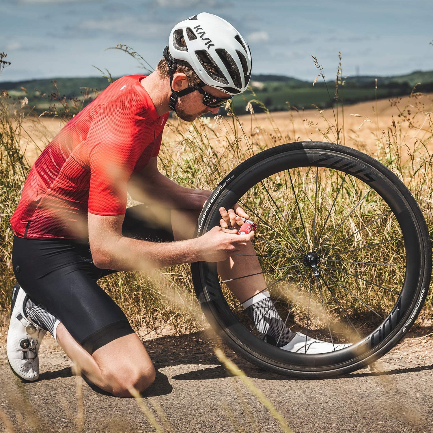 PRO BIKE TOOL CO2 Inflator - Quick & Easy - Presta and Schrader Valve Compatible - Bicycle Tire Pump for Road and Mountain Bikes - Insulated Sleeve - No CO2 Cartridges Included